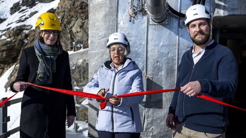 Bundesraetin Elisabeth Baume-Schneider, Mitte, Anne Levy, Direktorin Bundesamt fuer Gesundheit BAG , links, und Jeremy Beuret, vom BAG, durchschneiden ein Band der Einweihung der hoechstgelegenen Messstation fuer Radioaktivitaet, am Dienstag, 7. Oktober 2025, auf dem Jungfraujoch. Das Bundesamt für Gesundheit (BAG) misst permanent die Radioaktivitaet in der Luft. Auf.dem Jungfraujoch wurde dafuer eine neue Messstation eingerichtet.