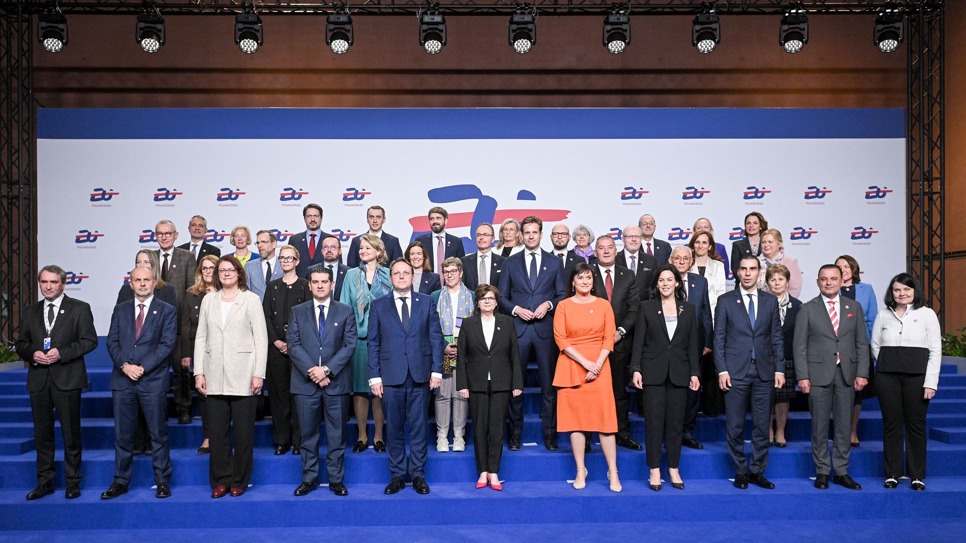 Gruppenfoto der EU-Gesundheitsministerinnen und -minister am informellen Treffen in Warschau vom 24. und 25. März 2025. Bundesrätin Elisabeth Baume-Schneider steht inmitten der Teilnehmenden auf einer blauen Bühne vor einem Hintergrund mit dem Logo des Treffens. Im Zentrum des Austauschs standen psychische Gesundheit von Jugendlichen, Arzneimittelsicherheit sowie Gesundheitsförderung und Prävention.