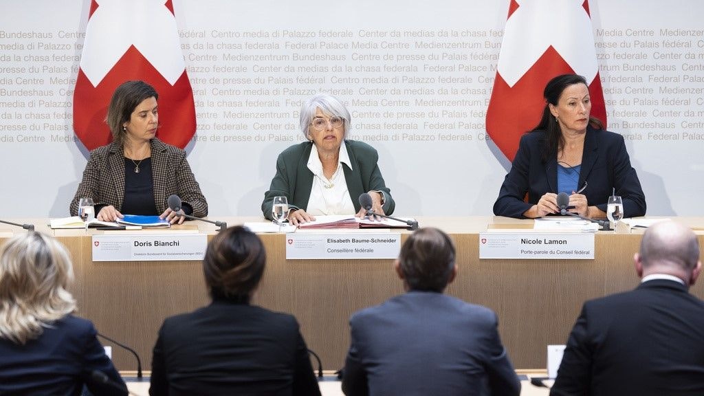 Bundesraetin Elisabeth Baume-Schneider, Mitte, spricht neben Doris Bianchi, Direktorin des Bundesamtes fuer Sozialversicherungen (BSV), links, und Bundesratssprecherin Nicole Lamon, waehrend einer Medienkonferenz des Bundesrates zur verstaerkten Digitalisierung von AHV und IV, am Freitag, 12. September 2025, in Bern.