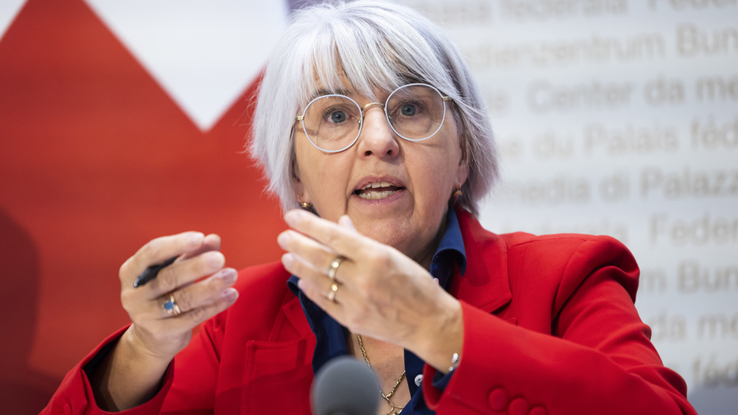 Bundesrätin Elisabeth Baume-Schneider sitzt im Medienzentrum des Bundesrats, ist am Sprechen und gestikuliert mit einem Kugelschreiber in der rechten Hand.