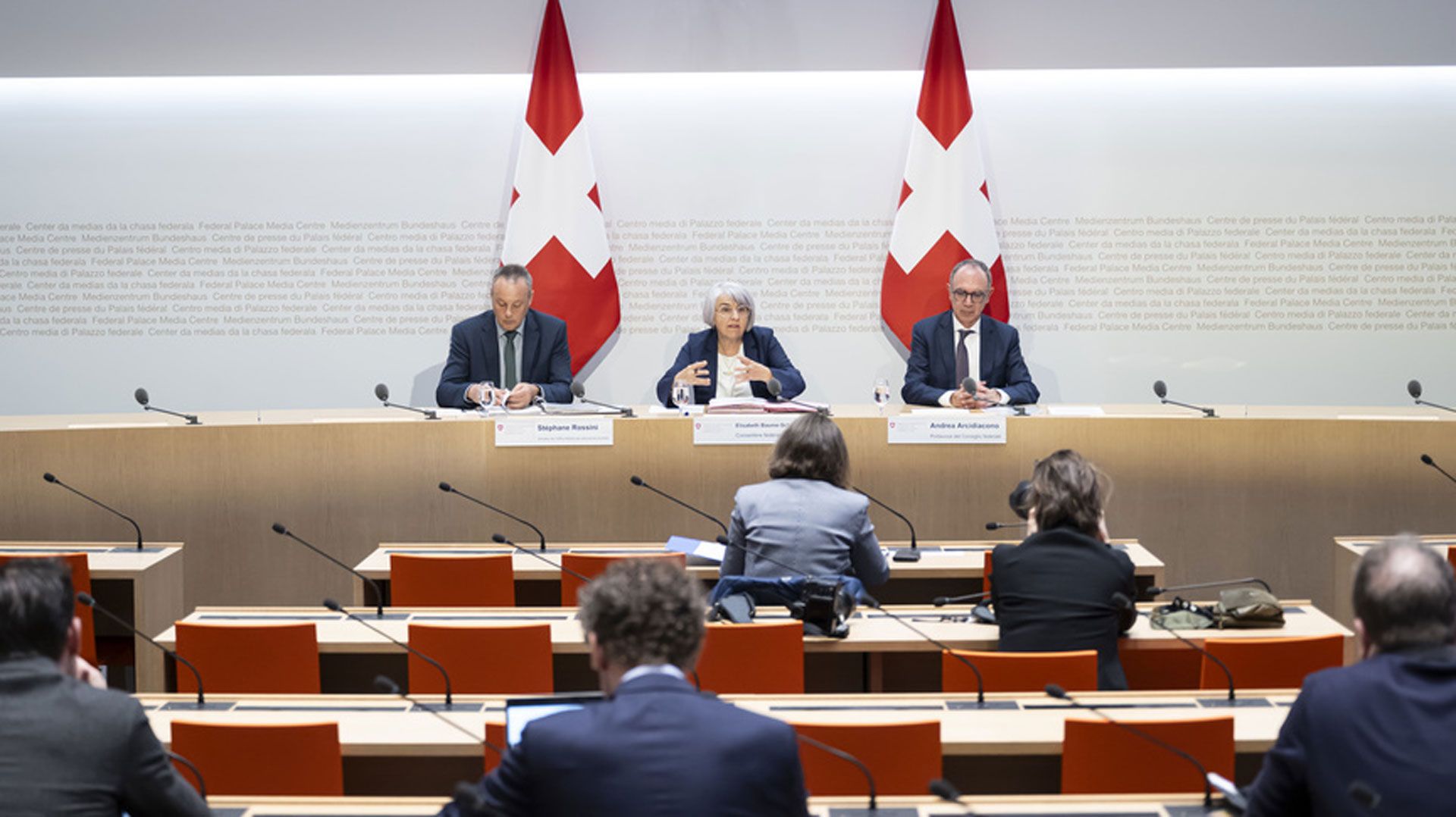 Bundesrätin Elisabeth Baume-Schneider, Mitte, spricht neben Stephane Rossini, Direktor des Bundesamtes für Sozialversicherungen, links, und Vizekanzler Andrea Arcidiacono, Bundesratssprecher, rechts, an einer Medienkonferenz im Medienzentrum des Bundesrats in Bern.