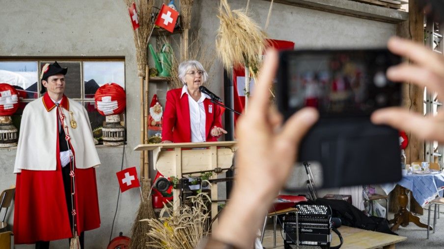La conseillere federale Elisabeth Baume-Schneider, prononce le discours du 1er Aout a l'occasion de la fete nationale suisse au Marche des Chandines, lors du traditionnel brunch a la ferme chez Rudy et Anita Ruegsegger le vendredi 1 aout 2025 a Delley dans le canton de Fribourg. (KEYSTONE/Jean-Christophe Bott)