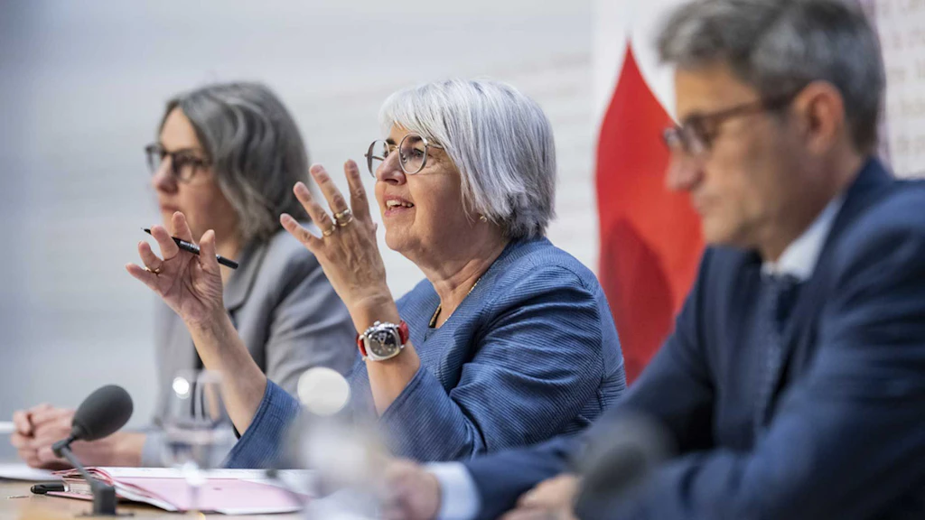 La consigliera federale Elisabeth Baume-Schneider, al centro, parla ai media accanto a Lukas Engelberger, consigliere di Stato e presidente della Conferenza dei direttori cantonali della sanità (CDS), a destra, e Anne Levy, direttrice dell'Ufficio federale della sanità pubblica (UFSP), durante la conferenza stampa del Consiglio federale sulla revisione della legge sulle epidemie.