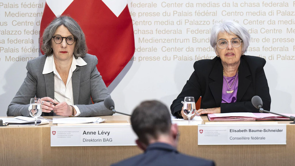 La conseillère fédérale Elisabeth Baume-Schneider, à droite, et Anne Levy, directrice de l'Office fédéral de la santé publique (OFSP), présentent les primes d'assurance maladie pour l'année 2026, le mardi 23 septembre 2025, à Berne.