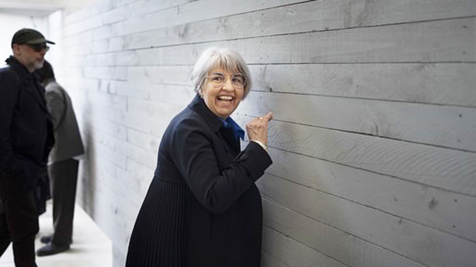 Bundesrätin Elisabeth Baume-Schneider hört den Klängen zu, die aus den Wänden der Ausstellung «Endgueltige Form wird von der Architektin am Bau bestimmt.» im Schweizer Pavillon an der 19. Internationalen Architekturausstellung, La Biennale di Venezia dringen. Sie trägt eine dunkelblaue Jacke.