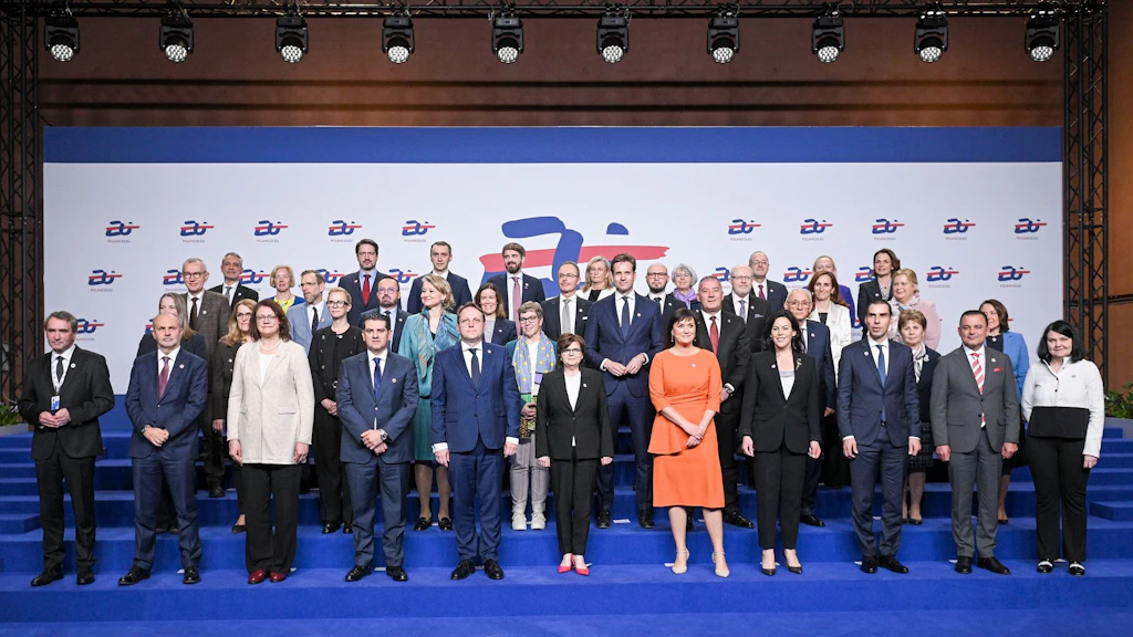 Photo de groupe des ministres de la Santé des États membres de l’UE, lors d’une rencontre informelle à Varsovie, les 24 et 25 mars 2025. La conseillère fédérale Elisabeth Baume-Schneider se tient au milieu des participants sur une estrade bleue devant un fond arborant le logo de la réunion. Les discussions avaient pour thèmes principaux la santé mentale des jeunes, la sécurité des médicaments ainsi que la promotion de la santé et la prévention.