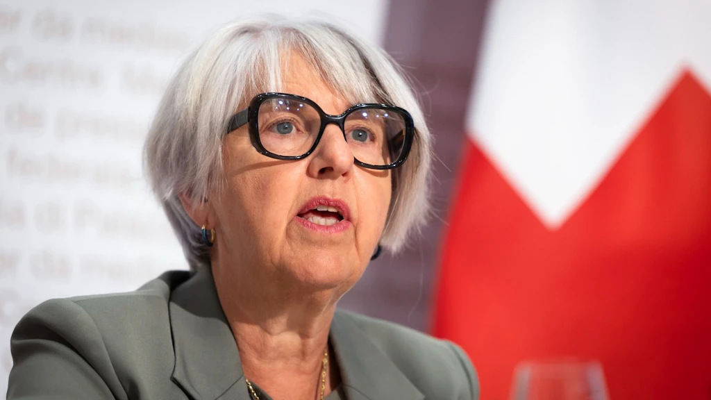 La conseillère fédérale Elisabeth Baume-Schneider s'exprime lors d'une conférence de presse consacrée à l'arrêté fédéral sur le financement complémentaire de l'AVS par une augmentation de la TVA, le lundi 5 octobre 2026 à Berne.