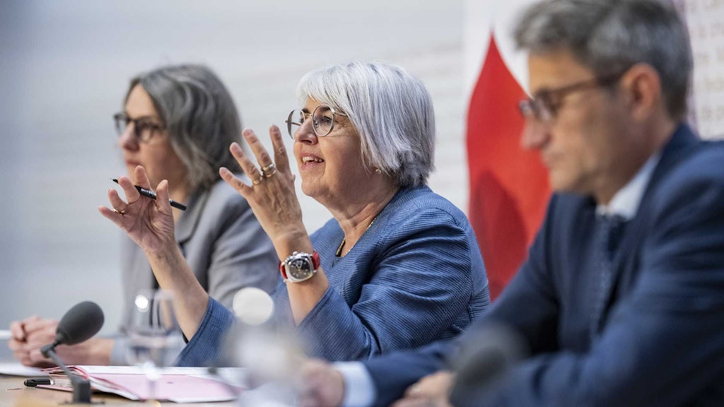 La conseillère fédérale Elisabeth Baume-Schneider, au centre, s'adresse aux médias aux côtés de Lukas Engelberger, conseiller d'État et président de la Conférence suisse des directrices et directeurs cantonaux du département de la santé (CDS), à droite, et d'Anne Levy, directrice de l'Office fédéral de la santé publique (OFSP), lors de la conférence de presse du Conseil fédéral consacrée à la révision de la loi sur les épidémies.