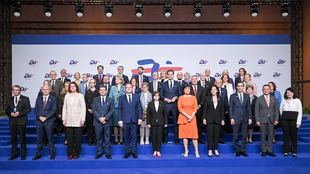 Foto di gruppo delle ministre e dei ministri della salute dell’UE durante l’incontro informale che si è tenuto a Varsavia il 24 e il 25 marzo 2025. La consigliera federale Elisabeth Baume-Schneider è in piedi su una pedana blu in mezzo agli altri partecipanti. Dietro di loro vi è una parete con il logo dell’evento. I temi centrali dell’incontro sono stati la salute mentale di bambini e giovani, la sicurezza dell’approvvigionamento di medicamenti, la promozione della salute e la prevenzione.