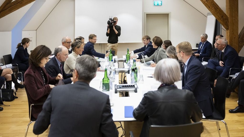 La consigliera federale Elisabeth Baume-Schneider (davanti a destra) incontra lunedì 27 ottobre 2025 a Berna i responsabili del settore sanitario in occasione della terza tavola rotonda dedicata alle «Misure di contenimento dei costi nel settore sanitario». Al suo fianco Lukas Engelberger (a sinistra), direttore della sanità del Cantone di Basilea Città.