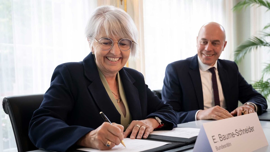 La consigliera federale Elisabeth Baume-Schneider, a sinistra, e Jerome Meyer, Country Managing Director di Aldi Suisse AG, a destra, firmano la Dichiarazione di Milano al termine di una tavola rotonda, giovedì 21 agosto 2025, al Bernerhof di Berna.